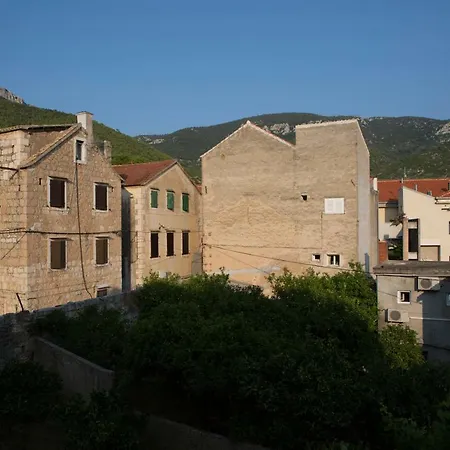 Central Stone House * Komiža