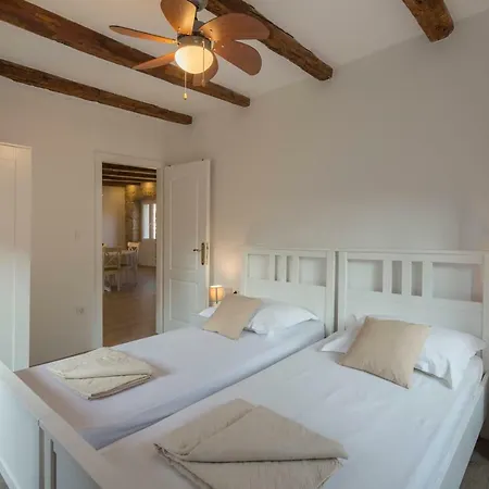 Central Stone House Apartman