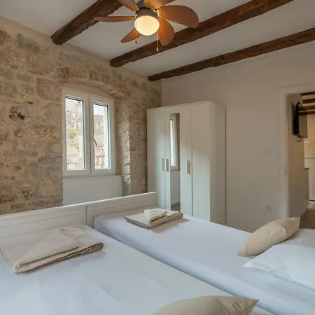 Central Stone House Apartman Komiža