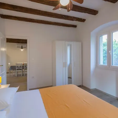 Central Stone House Apartman Komiža