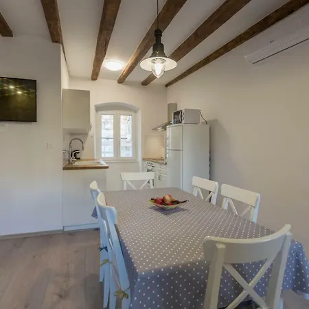 Central Stone House Apartman