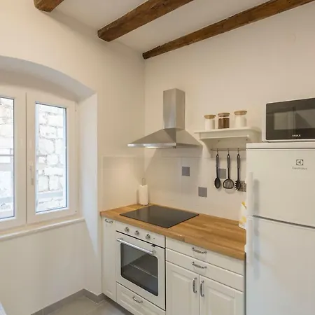 Central Stone House Apartman Komiža