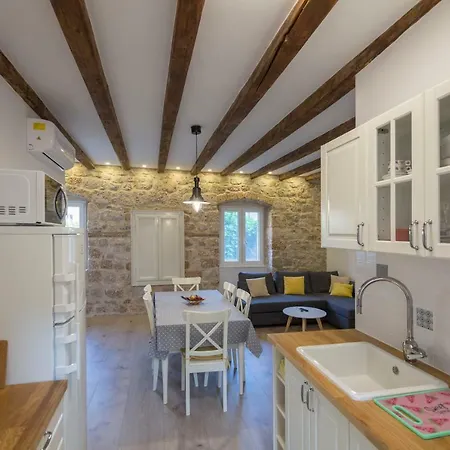 Central Stone House * Komiža